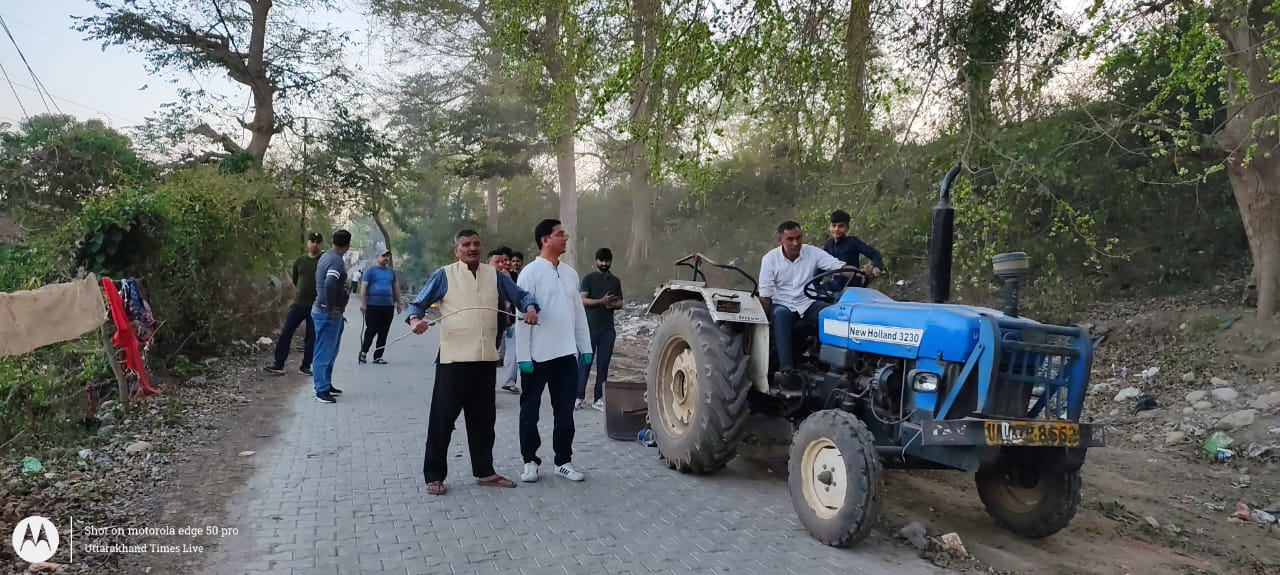 युवाओं ने सफाई अभियान चलाया