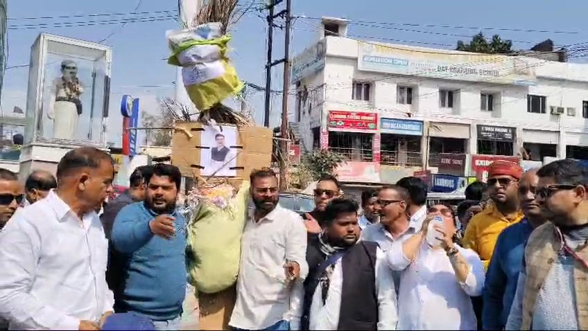 पत्रकारों ने भाजपा विधायक व मेयर का पुतला फूंका