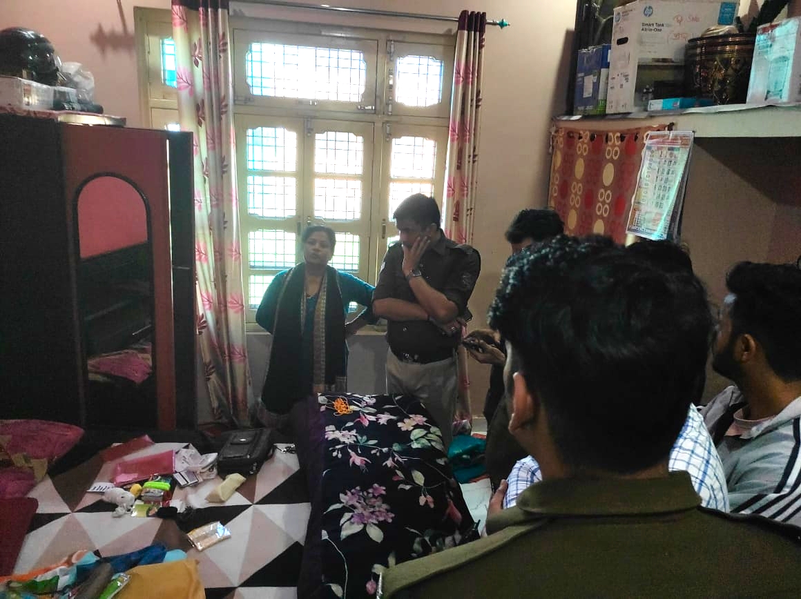 पुलिस की नाक के नीचे दिन दहाड़े घर में चोरी हुई