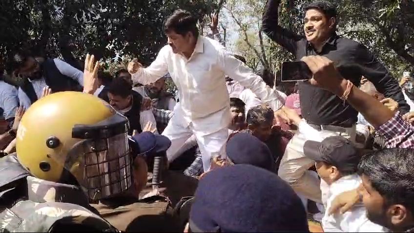 कोतवाल को हटाने की मांग को लेकर हंगामा