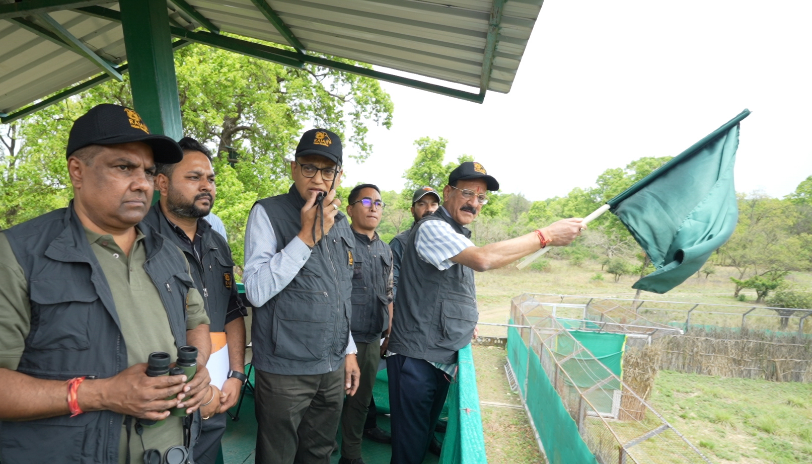वनमंत्री सुबोध उनियाल ने बाघ को रिलीज किया